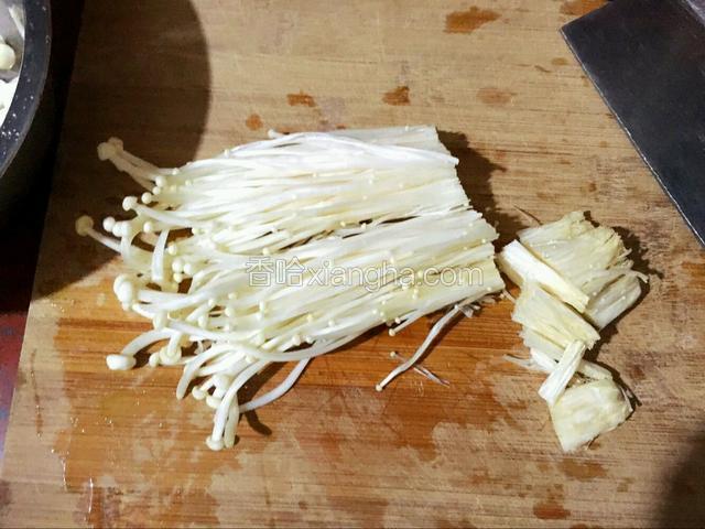 金针菇洗净切头