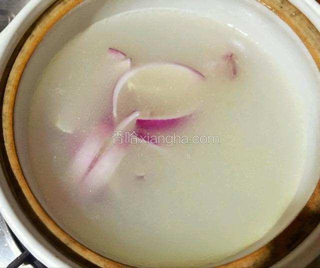 放入淘米水(淘米水不仅可以去豆腥味和去油腻)