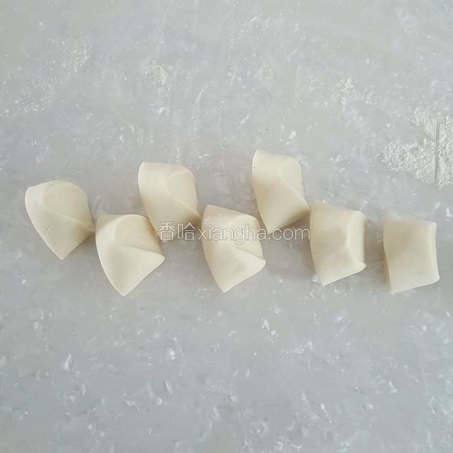 将长条状面团切成大小薄厚均匀的面剂子。