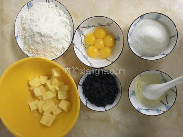 准备材料，黄油切成小块