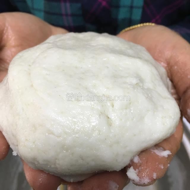 慢慢的加入开水搅拌均匀，醒10分钟