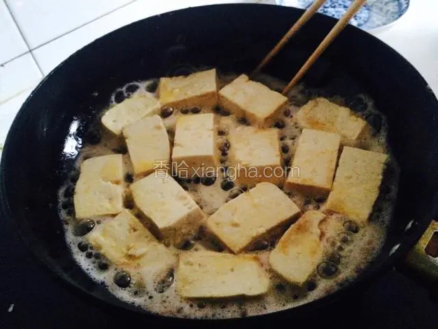 底下成型了之后，翻面煎。