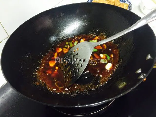 加半碗水淀粉勾芡。