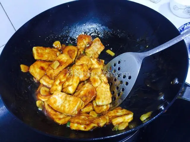 放入豆腐，炒均匀即可。