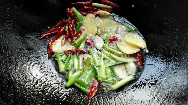 油热后放入花椒，葱，姜，蒜，红辣椒翻炒出香味
