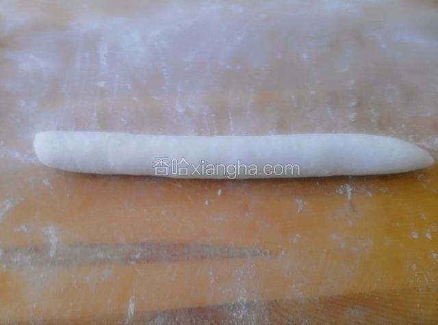 把一小块面搓成长条