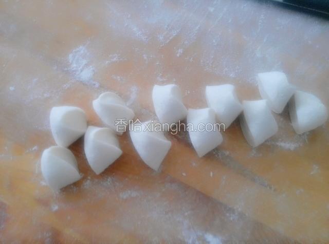 用刀切成小剂子