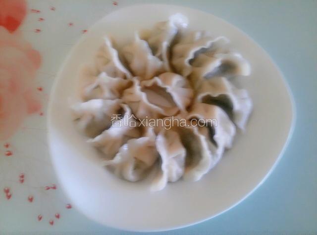 锅中放水烧开了，放少许盐，放入饺子，用手勺，慢慢推动饺子，等水开三次打三次水就好了成盘中，就可以品尝美味了