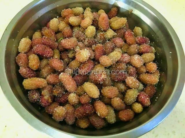  桑椹适量洗净摘去蒂，加入适量白沙糖备用。