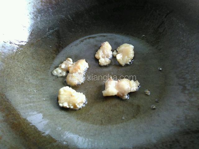 锅里放入鹅油煸出油