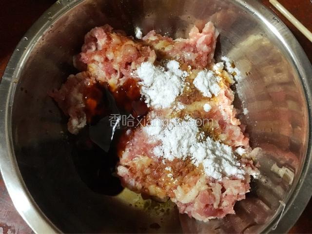 肉馅上加入盐、胡椒粉、酱油、蚝油、木薯粉