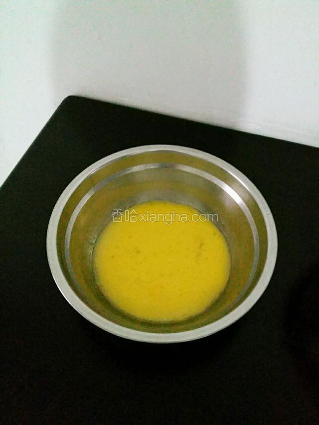 蛋黄中加入椰汁、食用油、20g白糖用蛋抽打至均匀