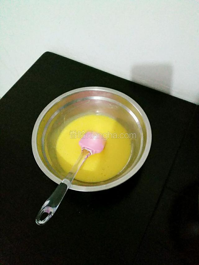 筛入低筋面粉打至无颗粒状态备用
