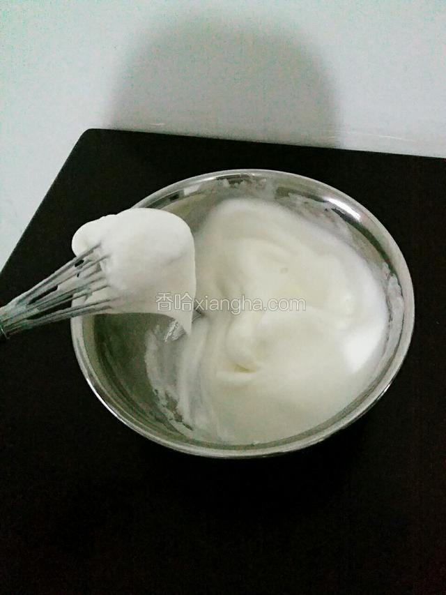 再加入20g糖打至硬性发泡，即倒扣容器不流状态
