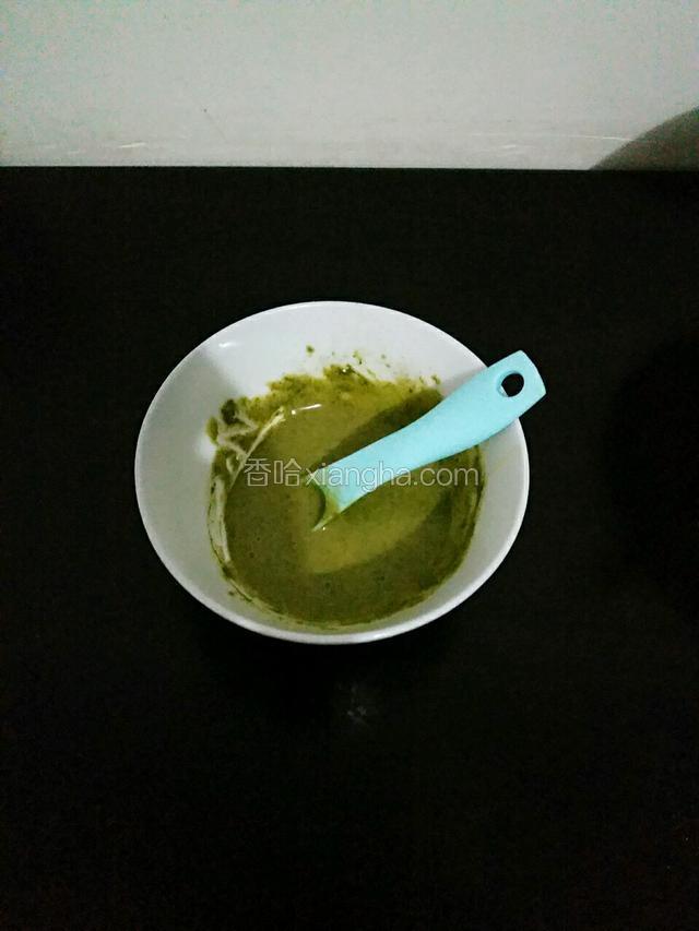 再加入3克抹茶粉搅拌均匀