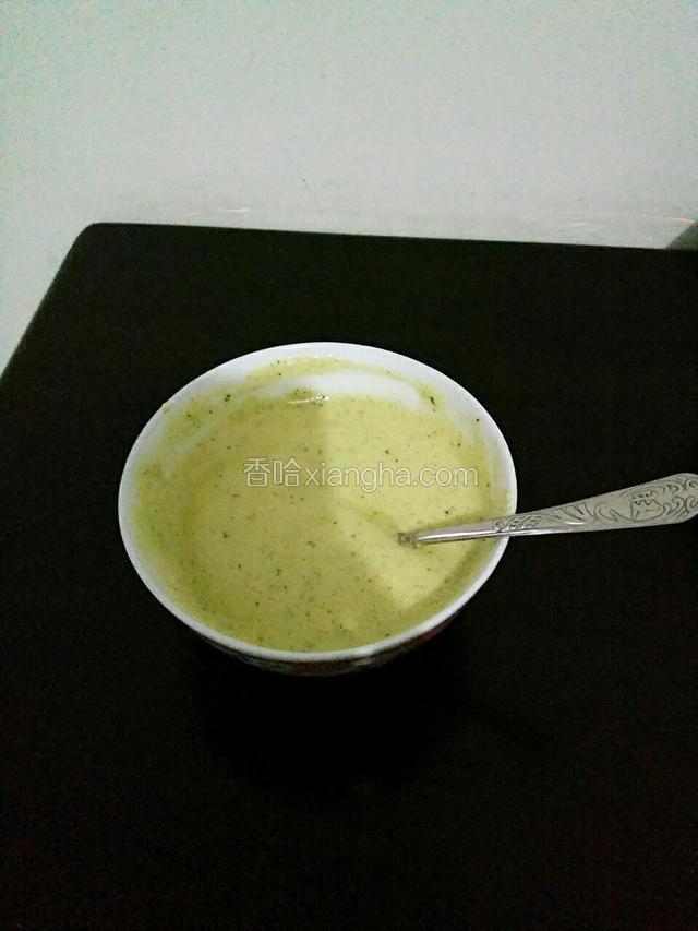 取部分蛋清加入抹茶糊里上下翻拌均匀备用