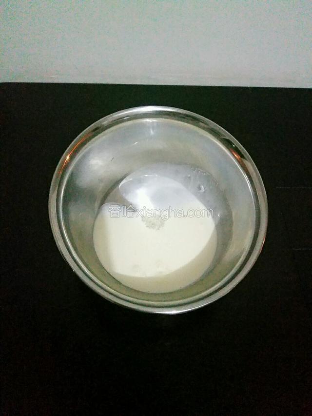 奶油倒入无水无油容器中加入15克糖打发