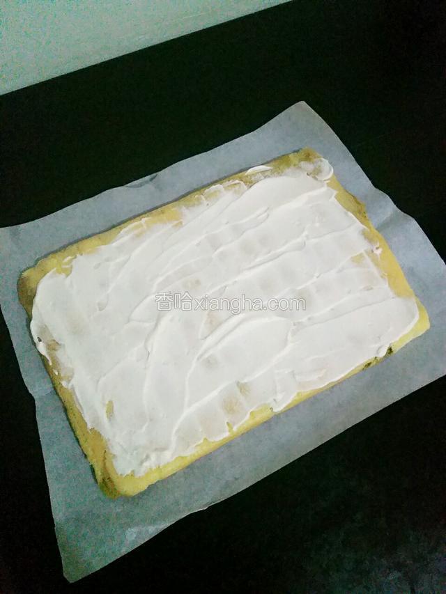 用刮刀均匀的抹在蛋糕表面