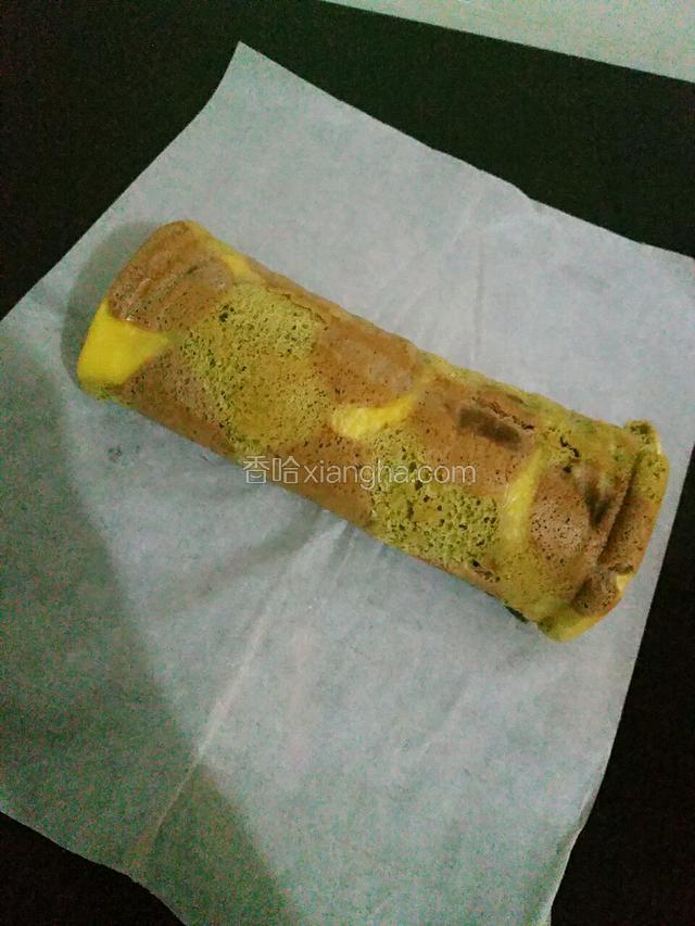将蛋糕卷起