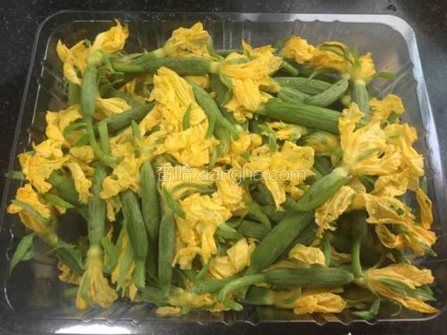 准备新鲜黄瓜花一盒，约半斤。