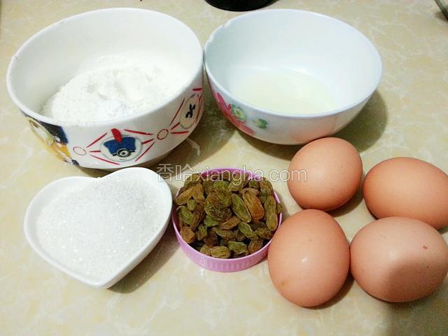 准备好面粉，泡打粉，鸡蛋，白砂糖，食用油，葡萄干，各自称重