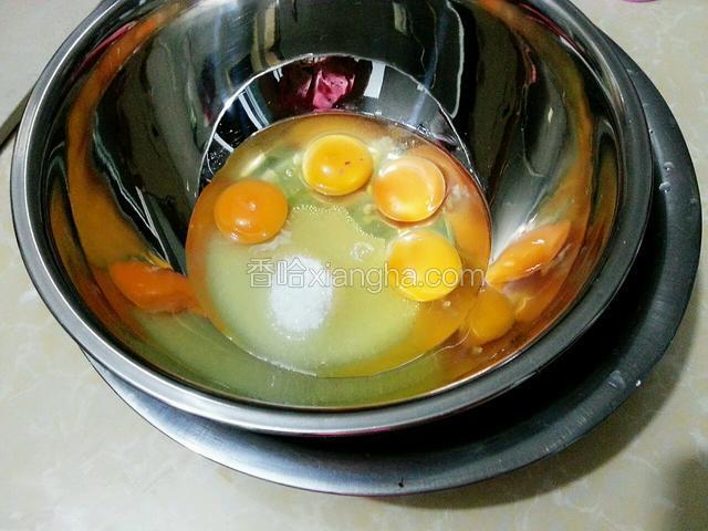 将鸡蛋和糖放入无水无油的盆中，隔50度的水打发
