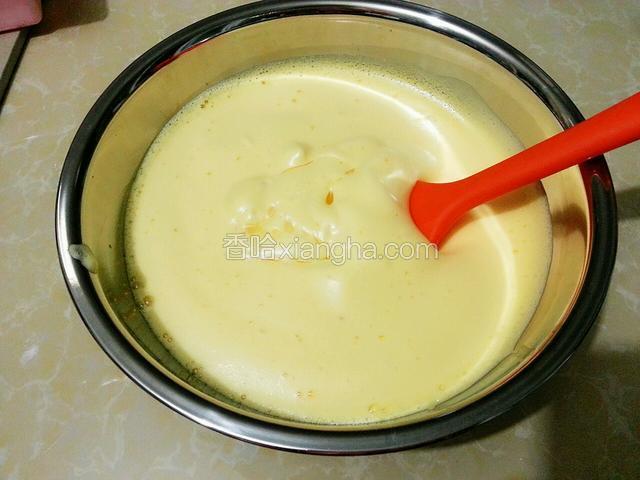 然后加入食用油，用刮刀上下翻动