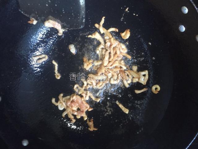 将锅洗净烧干，倒入适量的油，烧热后倒入搅拌好的瘦肉丝爆炒至断生即可，装出