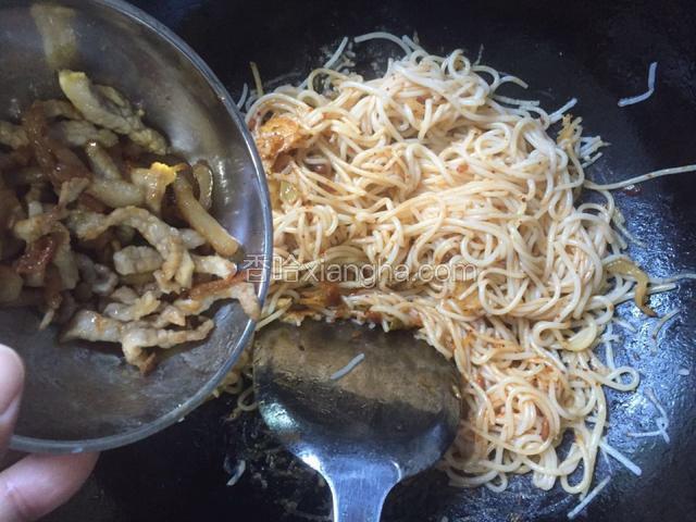 再将肉丝倒入锅中，继续翻炒入味即可
