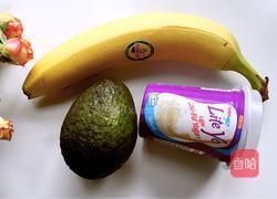 鲜榨牛油果香蕉酸奶的做法图解1
