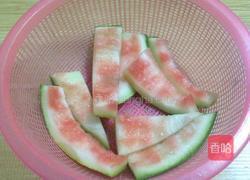香辣西瓜皮的做法图解1