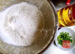 葱油饼的做法图解1