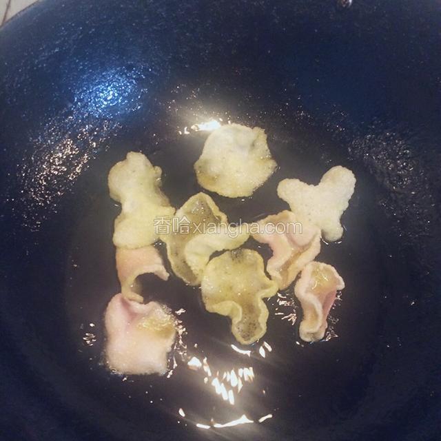 放入虾片，少少的慢慢炸。