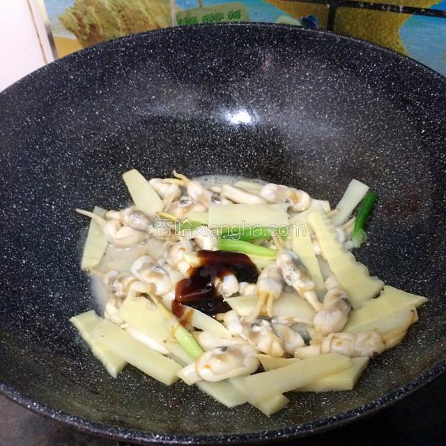 加入适量蚝油，炒至化开。