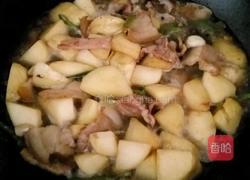 土豆炖肉粘卷子的做法图解3