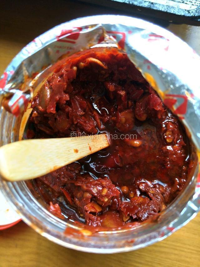 辅料都切成小碎末，郫县豆瓣准备好，必须要郫县豆瓣哦