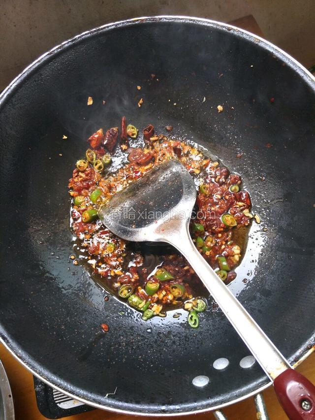 把锅烧热放适量油，下姜蒜辣椒个炒香，下郫县豆瓣翻炒（注意火候不要太大，不然豆瓣容易糊掉）炒到豆瓣酱出香味即可