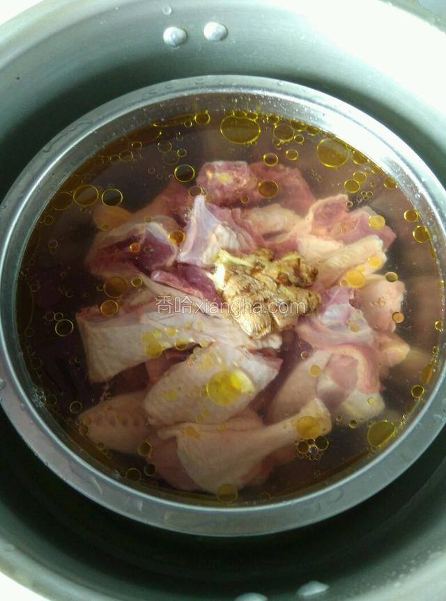 高压锅加水，放隔垫，老母鸭加冷水，姜拍扁，放茶油、料酒，盖上盖，开火，冒气后小火30分钟以上。