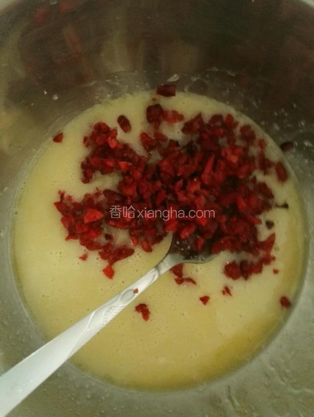 把切碎的蔓越莓放在里面