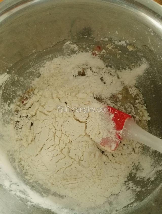 再搅拌均匀放入低筋面粉