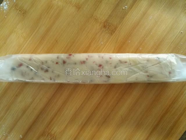 用刮皮刀把面粉和粘稠液体慢慢整理成好光滑面团放在保鲜膜整理成长条形，放冰箱冷冻一个小时