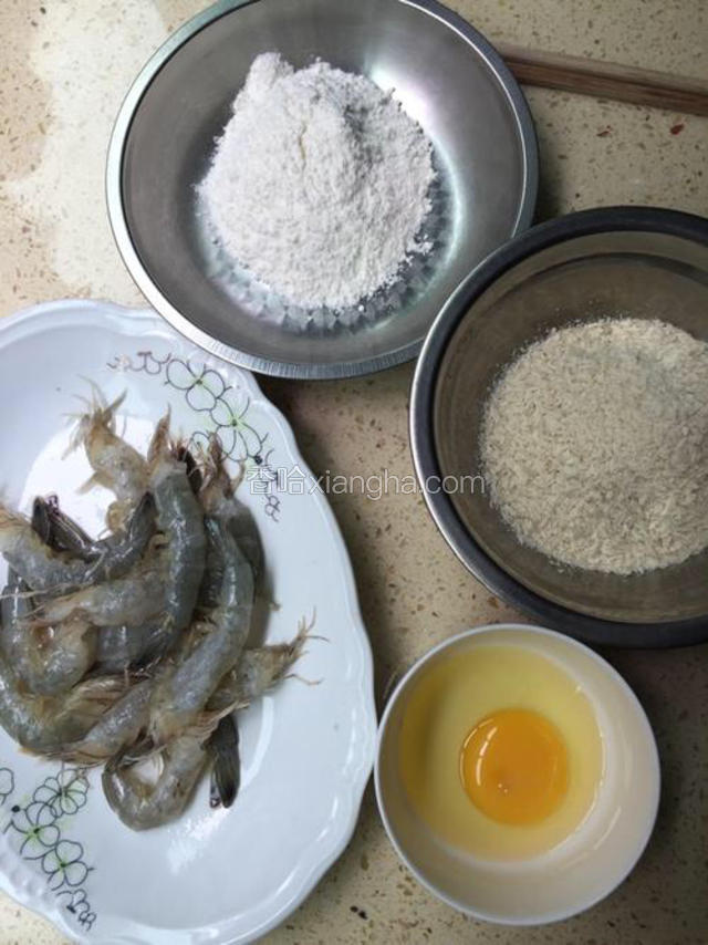 腌制好虾把姜丝挑出，准备面粉、鸡蛋、面包糠。