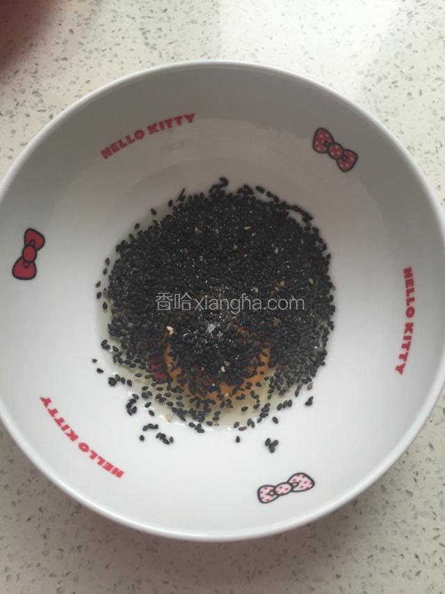 碗里打鸡蛋，放上食盐，黑芝麻