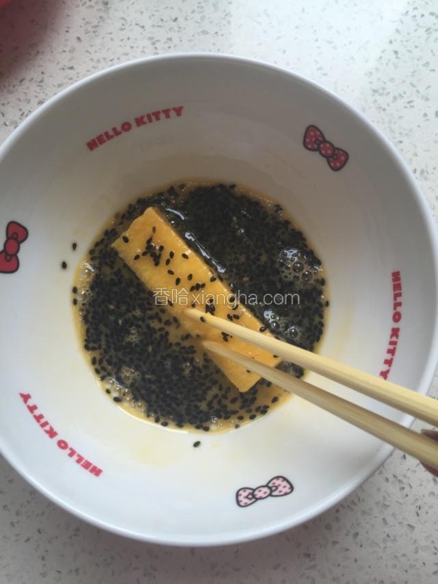 面包条，沾上鸡蛋液