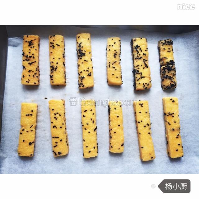 烤盘铺上硅油纸，把沾好鸡蛋液的面包条排好。
