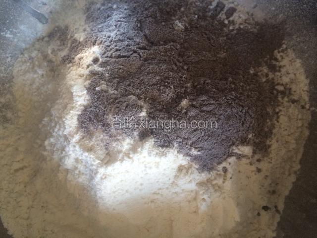 剩下的350g面粉和黑米和糖放进和面盆