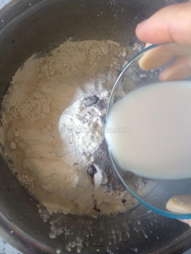 用牛奶和温水将酵母融化，水量不必太多，揉面时如果太硬可以再加一点
