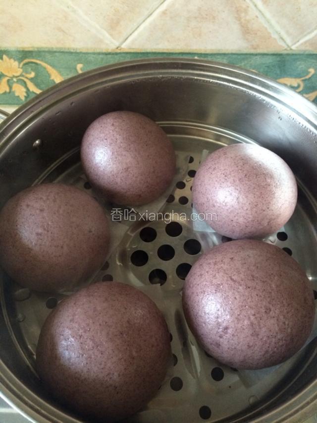 别嫌我墨迹，这可是经过实验证实的制作方法噢.醒发20分钟后，开火蒸，开锅后中大火15～20分钟即可出锅