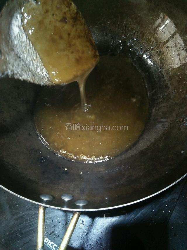 把剩的油倒入容器，锅里在留少许油倒入适量白糖小火慢熬至糖可以拉丝