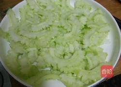 苦瓜滑蛋的做法图解1